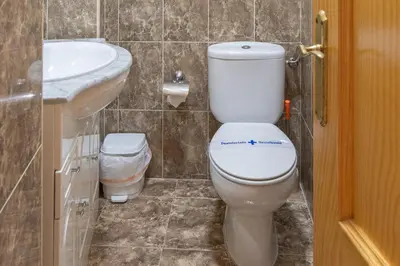 a bathroom with a toilet and a sink at La casa de las margaritas in Cádiz