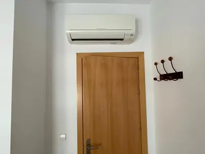 a room with a ceiling fan and a door at Ático Premium Conil con 2 terrazas, parking, piscina, Aire Ac y WIFI -SOLO FAMILIAS Y PAREJAS- in Conil de la Frontera