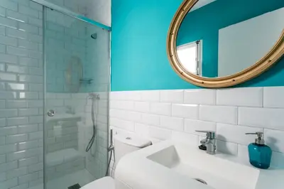 a bathroom with a white toilet and a mirror at Fantástico ático en el casco antiguo en a la playa in Cádiz