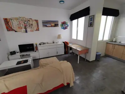 a bedroom with a bed and a desk in a room at Sopranis del MAR Apartamento centro Cádiz, junto playa y estación in Cádiz