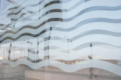 a reflection of a building in a window at Apartamento La Terraza del Mar in Cádiz