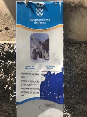 a blue and white sign on the side of a wall at El Rincon de Elena (Garden Apartment) in Jerez de la Frontera
