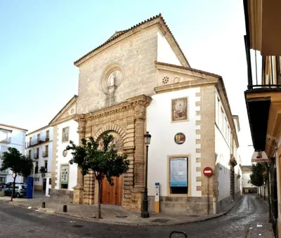 a small church with a door on a street at El Rincon de Elena (Garden Apartment) in Jerez de la Frontera