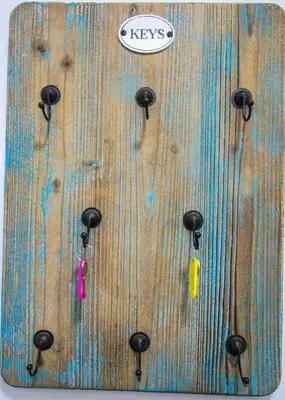 a wooden wall with four different keys on it at SH Cruz. Moderno apartmento cerca del Mercado. in Cádiz