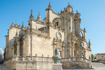 an old building with a statue in front of it at Sherryflat Casa del Arquitecto in Jerez de la Frontera