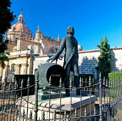 a statue of a man standing in front of a building at Sherryflat San Agustín in Jerez de la Frontera