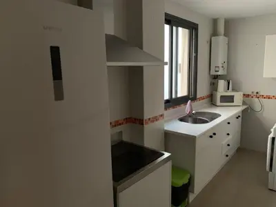 a small kitchen with a sink and a microwave at Apartamento Aqua Vitae in Cádiz