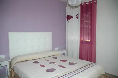 a bedroom with a bed with flowers on it at Apartamento Costa Ballena in Chipiona