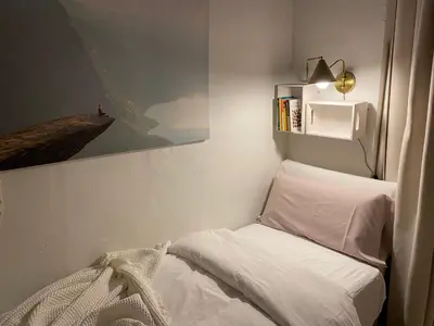 a small room with two white pillows and a bed at Santo Domingo - Centro in Sanlúcar de Barrameda