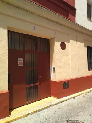 a building with a brown door on the side of it at Loft céntrico y confortable in Jerez de la Frontera