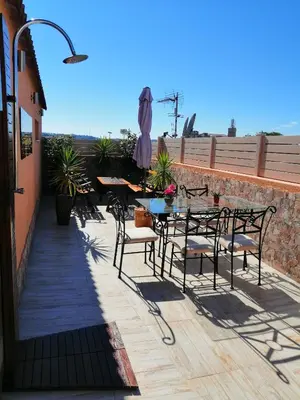 a patio with a table and chairs on a balcony at Apartamento Jerez Terraza Privada in Jerez de la Frontera