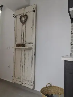 an old door with a heart on a wall at TRIPERIA 25 in Medina Sidonia
