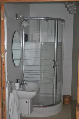 a bathroom with a glass shower and a sink at Casa-Palacio La Casa Empeño en Centro Histórico in Arcos de la Frontera