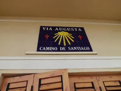 a sign on the wall of a building at NOVO Apartahotel & Restaurante in Las Cabezas de San Juan