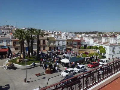 a crowd of people standing around in a city at NOVO Apartahotel & Restaurante in Las Cabezas de San Juan
