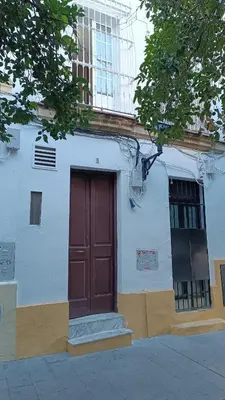 a building with a brown door on the side of it at Sherryflat Senovilla in Jerez de la Frontera