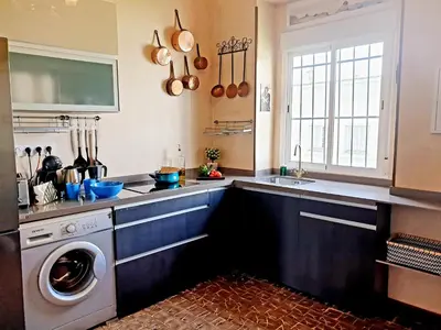 a kitchen with a washing machine and a sink at Sherryflat Senovilla in Jerez de la Frontera