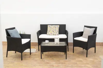 a group of chairs and a table in a room at Almijar 9 in Sanlúcar de Barrameda