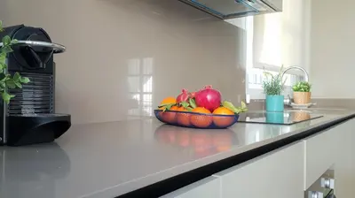 a bowl of fruit on a counter in a kitchen at Casa Velero 32 in Sanlúcar de Barrameda
