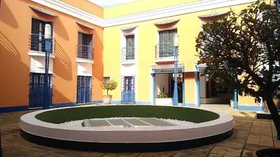 a building with a fountain in the middle of a courtyard at Sherryflat Los Cisnes in Jerez de la Frontera