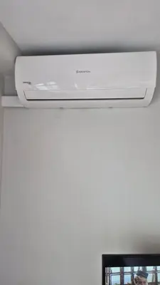 a white ceiling fan in a room at Apto Playa de Regla, primera linea, Parking, AA y wifi in Chipiona