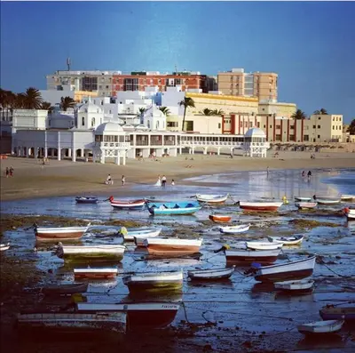 a group of boats sitting in the water on a beach at Bonito piso in Puerto Real