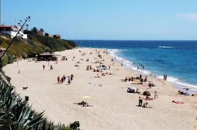 a large group of people on a beach at Bonito piso in Puerto Real