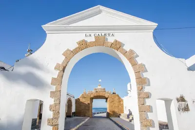an archway leading to a building with the words la cuadra at Apartamento Cádiz Centro Blue Window in Cádiz