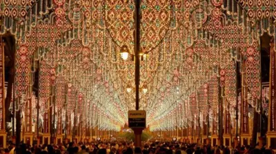 a crowd of people standing in front of a large wall of lights at Miriam Costa de la luz in Jerez de la Frontera