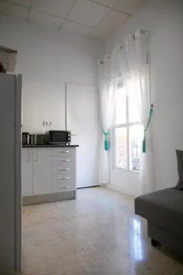 a white room with a kitchen and a window at Miriam Costa de la luz in Jerez de la Frontera