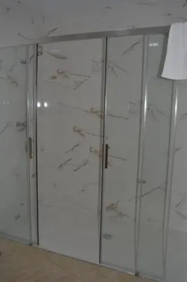 a pair of glass cabinets with marble counter tops at Apartamentos Turísticos La Terraza* in Las Cabezas de San Juan