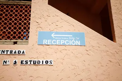 a sign on the side of a building at Duplex 6 pax con Wifi en Bahia Sur con parking y piscinas comunitarias in San Fernando