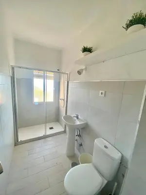 a white bathroom with a toilet and a sink at Magnífico alojamiento a 3 metros de la playa y en la Plaza del Castillo in Chipiona