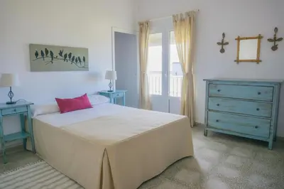a bedroom with a bed and a dresser and a window at Magnífico alojamiento a 3 metros de la playa y en la Plaza del Castillo in Chipiona