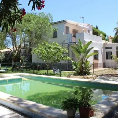 Villa andaluza en zona Playa Barrosa con piscina y barbacoa