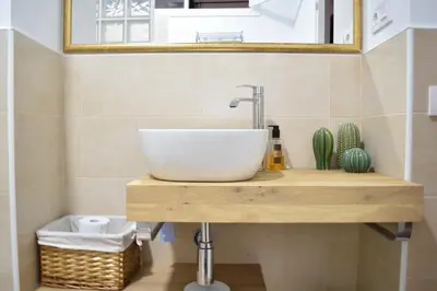 a bathroom with a sink and a mirror at Apartamento La Discusión de Veedor 12 in Cádiz
