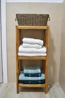 a bamboo shelf with towels and a basket on top at Apartamento La Discusión de Veedor 12 in Cádiz