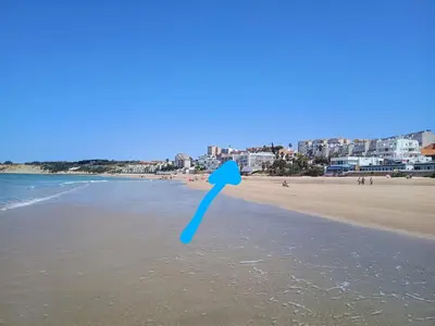 a blue arrow in the water on a beach at Cielo y Mar infinito in El Puerto de Santa María