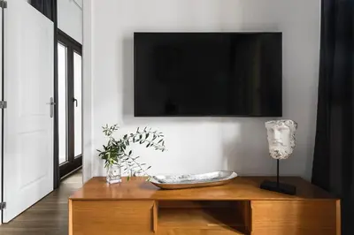 a living room with a tv and a wooden table at Apartamento San Juan, Parking privado in Jerez de la Frontera