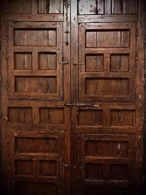 an old wooden door with two sets of doors at La Alberca de Fariñas in Sanlúcar de Barrameda