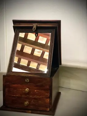 a mirror in a wooden dresser with a drawer at La Alberca de Fariñas in Sanlúcar de Barrameda