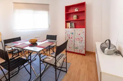 a kitchen and dining room with a table and chairs at Apartamento las Jacarandas de Cadiz in Cádiz