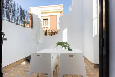 a white table and two white chairs in a room at Duplex Terraza Rivera Marisco 2 Dormitorios 2 Baños in El Puerto de Santa María