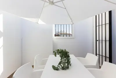 a white room with a white table and white chairs at Duplex Terraza Rivera Marisco 2 Dormitorios 2 Baños in El Puerto de Santa María