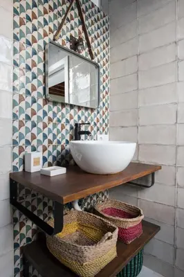 a bathroom with a sink and a mirror on a wall at El ático de los mosaicos in Cádiz