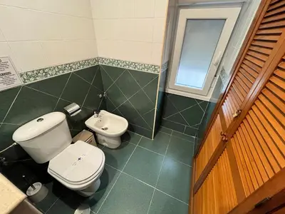 a bathroom with two toilets and a window at Lemon Tree Corazón de Cádiz Grupo AC Gestion in Cádiz