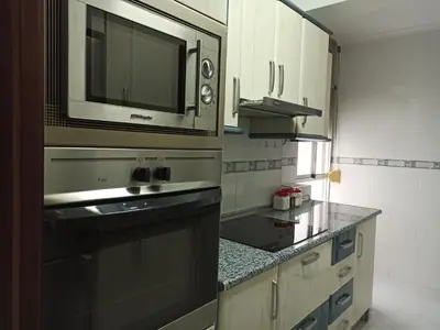 a kitchen with a microwave and a stove at Viña 41 in Cádiz
