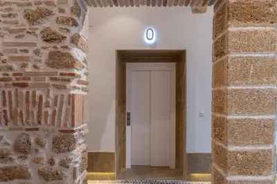 a hallway with a brick wall and a white door at Apartamento Cadiz Wonderland in Cádiz