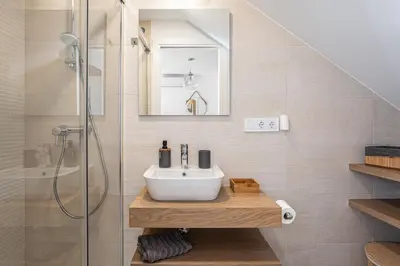 a bathroom with a sink and a shower at CASA LA PLAYA-CONIL Vacaciones de Lujo en Conil con Todas las Comodidades NETFLIX-HBO-DISNEY-CANALES DE FUTBOL-WIFI ALTA VELOCIDAD-SMART TV 65
