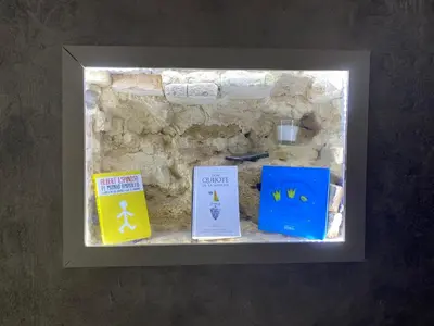 a shelf with three books in a wall at LA CUEVA DEL LOCO, Bretones 29 in Sanlúcar de Barrameda
